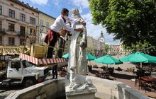Фото 6: Статуї у центрі Львова одягнули у вишиванки та вишивані маски