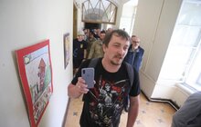 Фото 30: Невідомі особи виламали двері до міської ратуші та ввірвались всередину