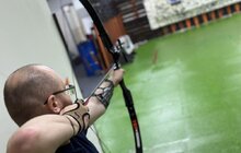 Фото 16: Терапія стрільбою: пацієнти центру НЕЗЛАМНІ стріляють з лука, аби зміцнити м’язи тіла