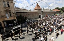 Фото 17: Похорон Ірини Фаріон: на Личаківському кладовищі у Львові зібралось кілька тисяч людей (фото, відео)