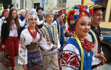 Фото 1: Яскравими барвами у Львові розпочався міжнародний фестиваль фольклору «Етновир»