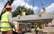 Фото 7: Капітальний ремонт центральних доріг Львова: на вул. Чернівецькій монтують плити під трамвайну колію