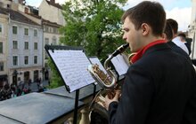 Фото 10: На балконі міського голови грали джаз