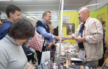 Фото 24: Мер Львова другий день поспіль відвідує книжковий форум та отримав чимало автографів авторів видань