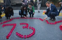 Фото 2: У центрі Львова з вогників зобразили Кримський півострів з числом 73