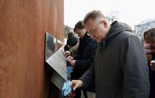 Фото 3: У Львові сотнями паперових ангелів вшанували пам’ять Героїв Небесної Сотні (фото/відео)