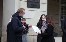 Фото 11: У Львові відзначають День студента: левів біля Ратуші одягли у мантії