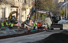 Фото 12: ІІ етап реконструкції вул. Шевченка: підрядник вже розпочав монтувати трамвайні плити і колію
