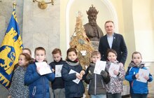 Фото 5: Діти передали міському голові Львова еко-ялинку
