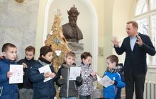 Фото 6: Діти передали міському голові Львова еко-ялинку