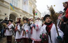 Фото 1: В переддень Різдва у Львові встановили Різдвяного Дідуха