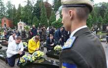 Фото 4: На Личаківському цвинтарі вшанували пам’ять новітніх Героїв з нагоди Дня Незалежності 