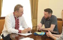 Фото 2: Львів’янину, який піднявся на Еверест, А. Садовий вручив «Золотий герб міста Львова»