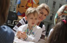 Фото 1: Мер Львова з родиною взяв участь в майстер-класі з розпису писанок