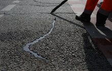 Фото 3: У Франківському районі Львова ліквідовують тріщини на дорожньому покритті
