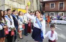 Фото 12: Львів’яни урочисто святкують закінчення навчального року у школах