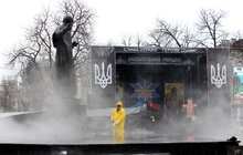 Фото 3: У Львові почистили площу біля пам’ятника Шевченку та сам монумент (Фоторепортаж)