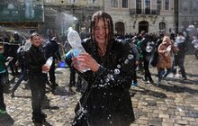 Фото 11: У Львові на пл. Ринок триває «Поливаний понеділок» 