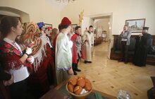 Фото 6: Українська академія лідерства в Ратуші презентувала вертеп, який створили самі ж студенти