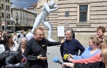 Фото 7: Символ підтримки України: майже шестиметрова скульптура триматиме Львівську оперу все літо (відео)