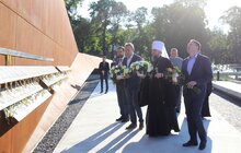 Фото 3: Блаженніший Епіфаній вшанував захисників України на Меморіалі Героїв Небесної Сотні у Львові