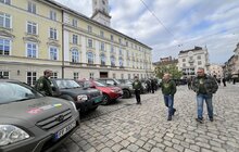 Фото 1: Норвезькі волонтери у Львові передали 30 автівок українським військовим