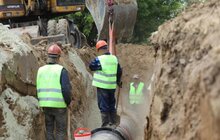 Фото 17: У с. Лисиничі ремонтні бригади ЛМКП «Львівводоканал» проводять заміну аварійного магістрального водогону