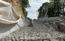 Фото 1: Підпірна стінка на в’їзді до міста наполовину готова