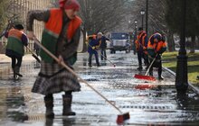 Фото 11: Комунальні служби продовжують дезінфікувати місто: миють вулиці, тротуари, зупинки транспорту, сходові клітки будинків