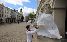 Фото 17: Медичні працівники одягнули левів перед мерією Львова у вишиванки