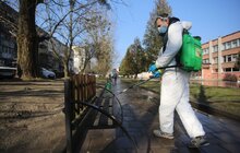 Фото 15: Комунальні служби продовжують дезінфікувати місто: миють вулиці, тротуари, зупинки транспорту, сходові клітки будинків