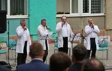 Фото 17: Сьогодні у Львові святкують День музики і День медика: на стіні лікарні швидкої медичної допомоги з виступом октету відкрили символічний мурал