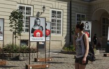 Фото 1: На пл Ринок відкрили фотовиставку до Всесвітнього дня боротьби з торгівлею людьми