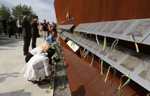 Фото 21: Львів започаткував нову традицію — над Меморіалом пам’яті Героїв Небесної Сотні підняли Державний Прапор України