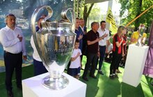 Фото 16: У сквері «На Валах» виставили футбольні трофеї Ліги чемпіонів УЄФА