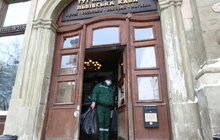 Фото 1: У парку «700-річчя Львова» продовжують посипати доріжки кавовою гущею для боротьби з ожеледицею