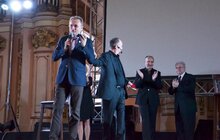 Фото 7: Під час перформансу у філармонії мер Львова вручив Філіпу Сендсу «Золотий герб міста»