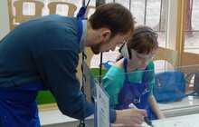 Фото 3: Діти учасників АТО вчились виготовляти ялинкові прикраси з деревини