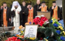 Фото 6: На Личаківському кладовищі біля могил Героїв Небесної Сотні замайорів синьо-жовтий прапор