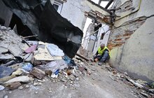 Фото 15: Непридатні для відновлення будинки, які росія зруйнувала у Львові 4 вересня, демонтовують: на їх місці буде громадський простір (відео)