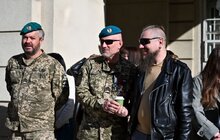 Фото 1: День українського прапора на Чорному морі: в центрі Львова замайорів Військово-Морський Прапор ЗСУ (відео)