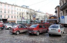 Фото 18: У Львові закликають водіїв не паркувати автомобілі у не відведених для цього місцях