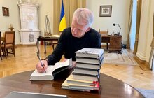 Фото 5: Тімоті Снайдер залишив запис у Книзі почесних гостей Львова та висадив дерево у центрі міста