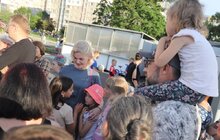 Фото 8: Мер Фрайбурга відвідав переселенців, які мешкають у модульному містечку на Сихові