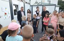Фото 14: Мер Фрайбурга відвідав переселенців, які мешкають у модульному містечку на Сихові