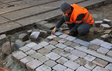 Фото 6: Для людей на кріслах колісних, для батьків із візочками та для туристів з валізами: на площі Ринок почали облаштовувати доріжки доступності (відео)
