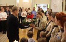 Фото 1: Пластуни принесли до мерії Вифлеємський вогонь миру