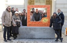 Фото 5: На честь титулу Молодіжної столиці Європи перед Львівською ратушею встановили символічну інсталяцію (відео)