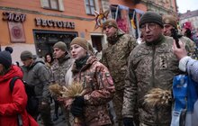Фото 2: Головний різдвяний дідух вже встановили у Львові (відео)