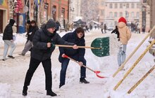 Фото 1: В обідню перерву працівники мерії долучилися до прибирання снігу у Львові (відео)